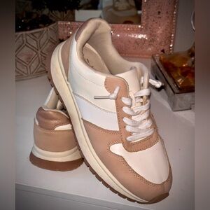 Women’s white/beige tennis shoe
No brand- Never worn
